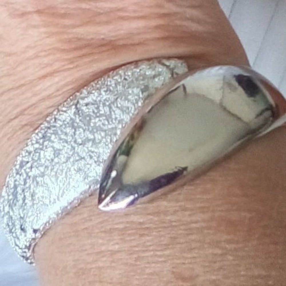 Silver‎ Tone Textured and Polished Bypass Hinged Bangle Bracelet Statement Piece - Picture 5 of 9